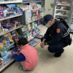 ▲5歲幼童趁家人不注意,獨自偷跑出門到超商玩玩具,員警獲報趕赴現場關心 (圖/台中大甲分局 提供)