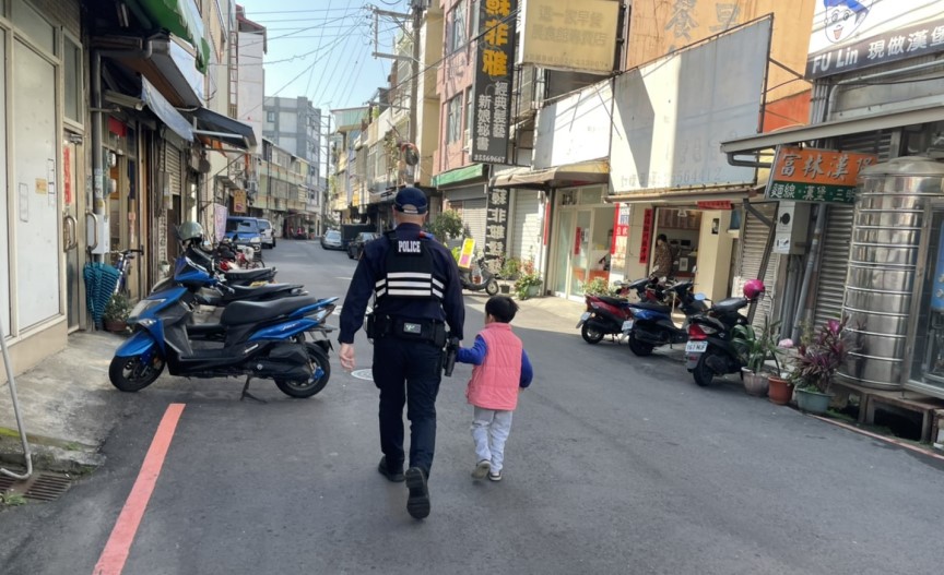 ▲員警以引導方式陪著男童沿路指認,並向周遭鄰居打聽,終於找到男童住家 (圖/台中大甲分局 提供)
