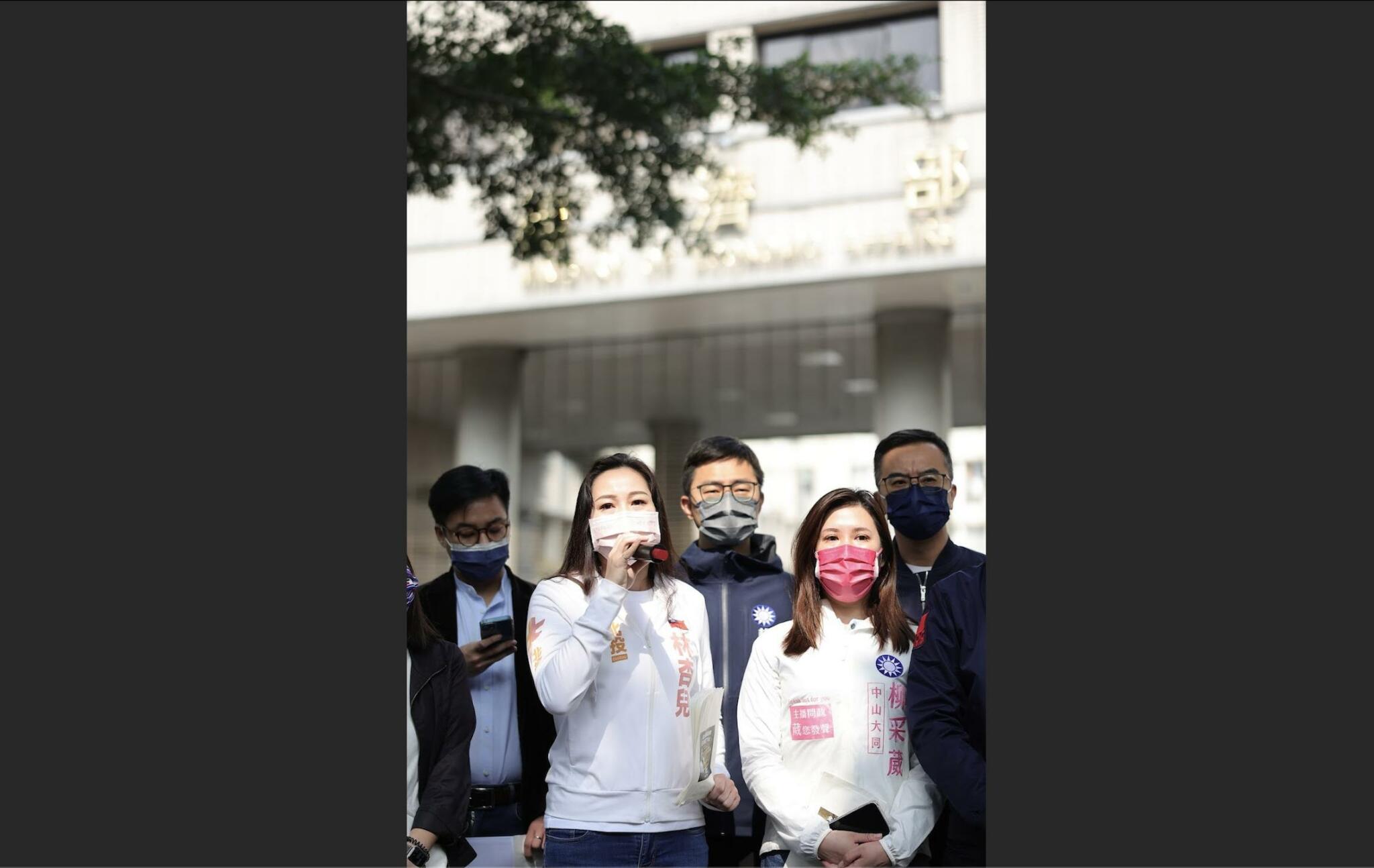 國民黨青年要王美花出來發雞排!「她」轟:停電當下街坊嚇死 112 國民黨副發言人林杏兒(左)。