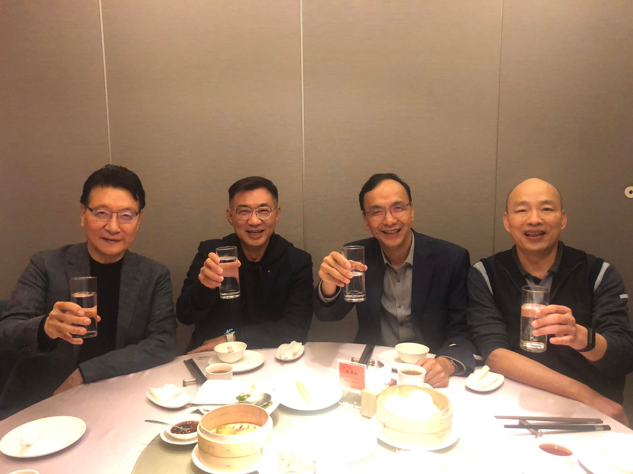 【匯流民調10-4】柯文哲聲望高過朱立倫 藍白合有望?取得2024總統大選入場券? 100 中廣董事長趙少康、前主席暨國民黨立委江啟臣、國民黨主席朱立倫、前高雄市長韓國瑜四人合影。朱立倫的滿意度低迷,被認為已與2024總統大選擦肩而過。