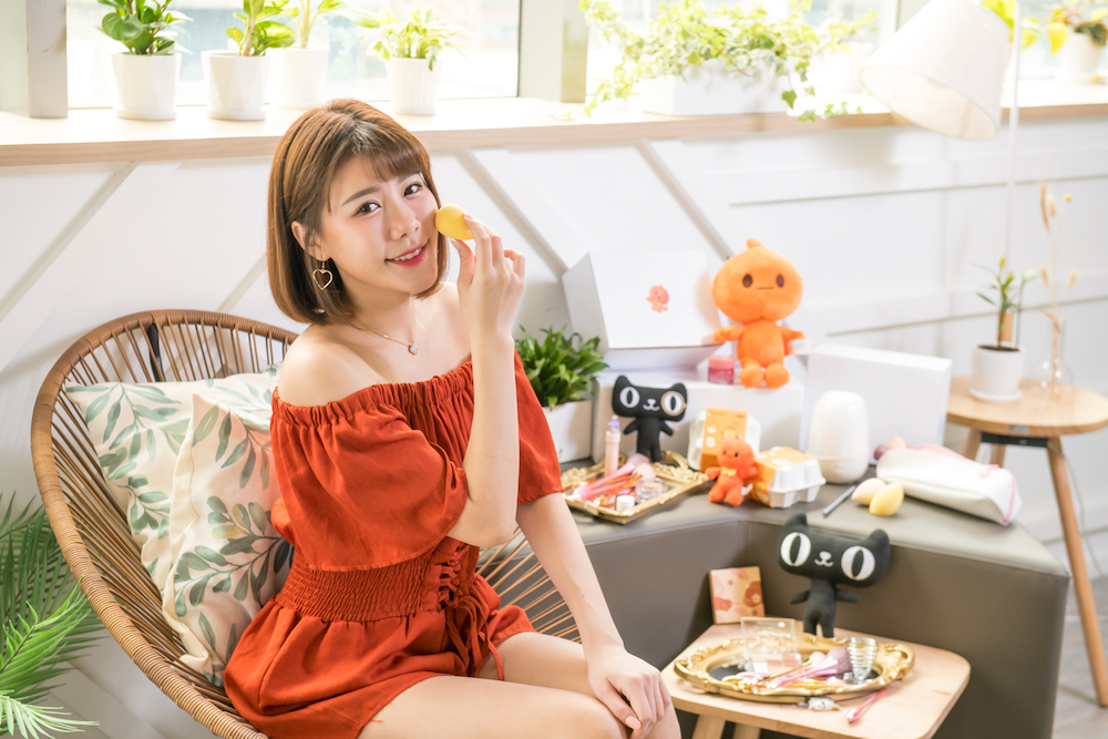 ［圖二］喜愛嚐鮮的彩妝控，絕對不能錯過淘寶天貓平台上的熱銷品牌，不只平價，外型更是細緻經典，自帶天生高級感