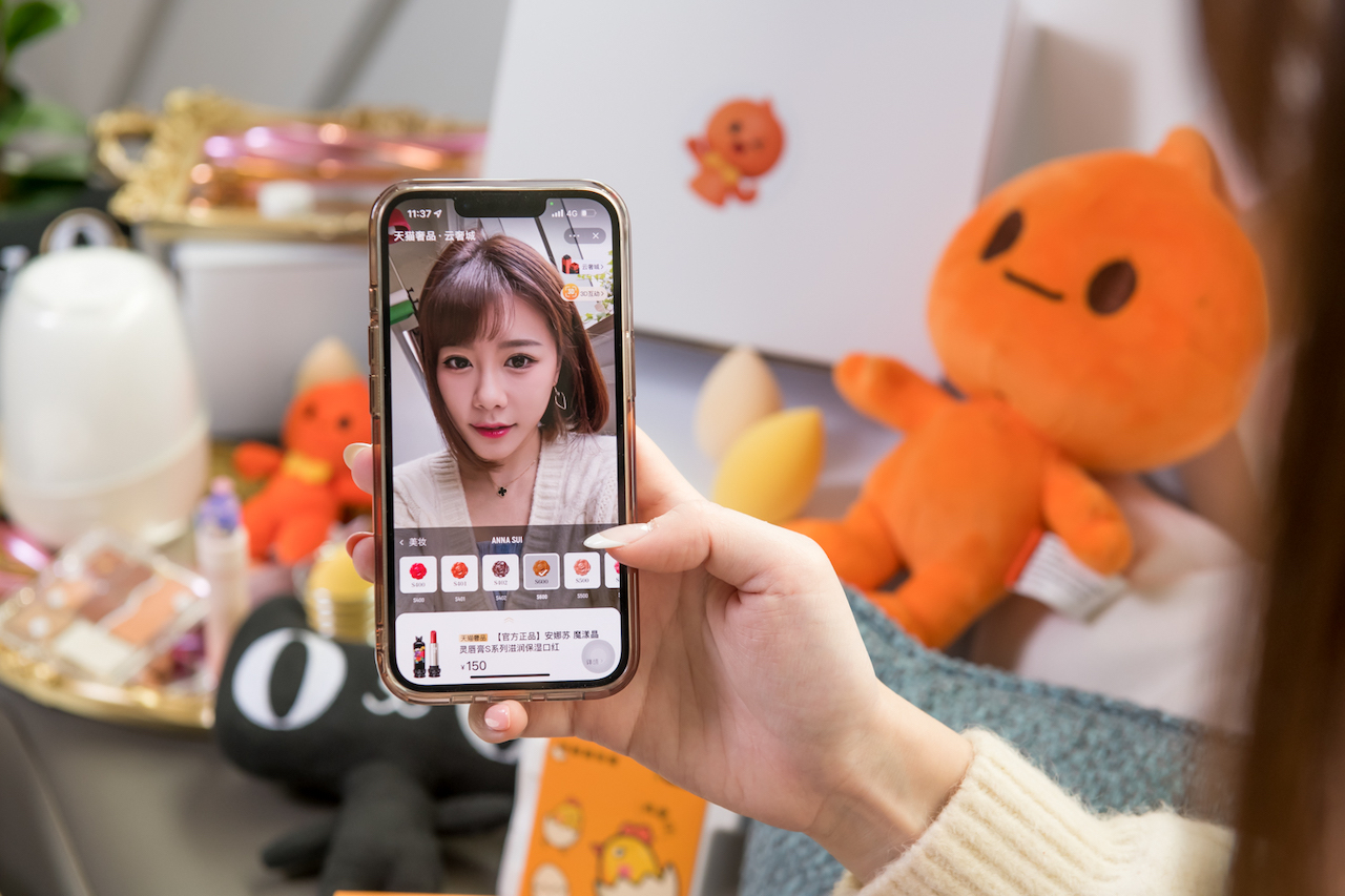 ［圖三］淘寶天貓平台運用3D及AR（擴增實境，Augmented Reality）等技術，讓消費者不出門也能隔著手機輕鬆構思理想的妝容