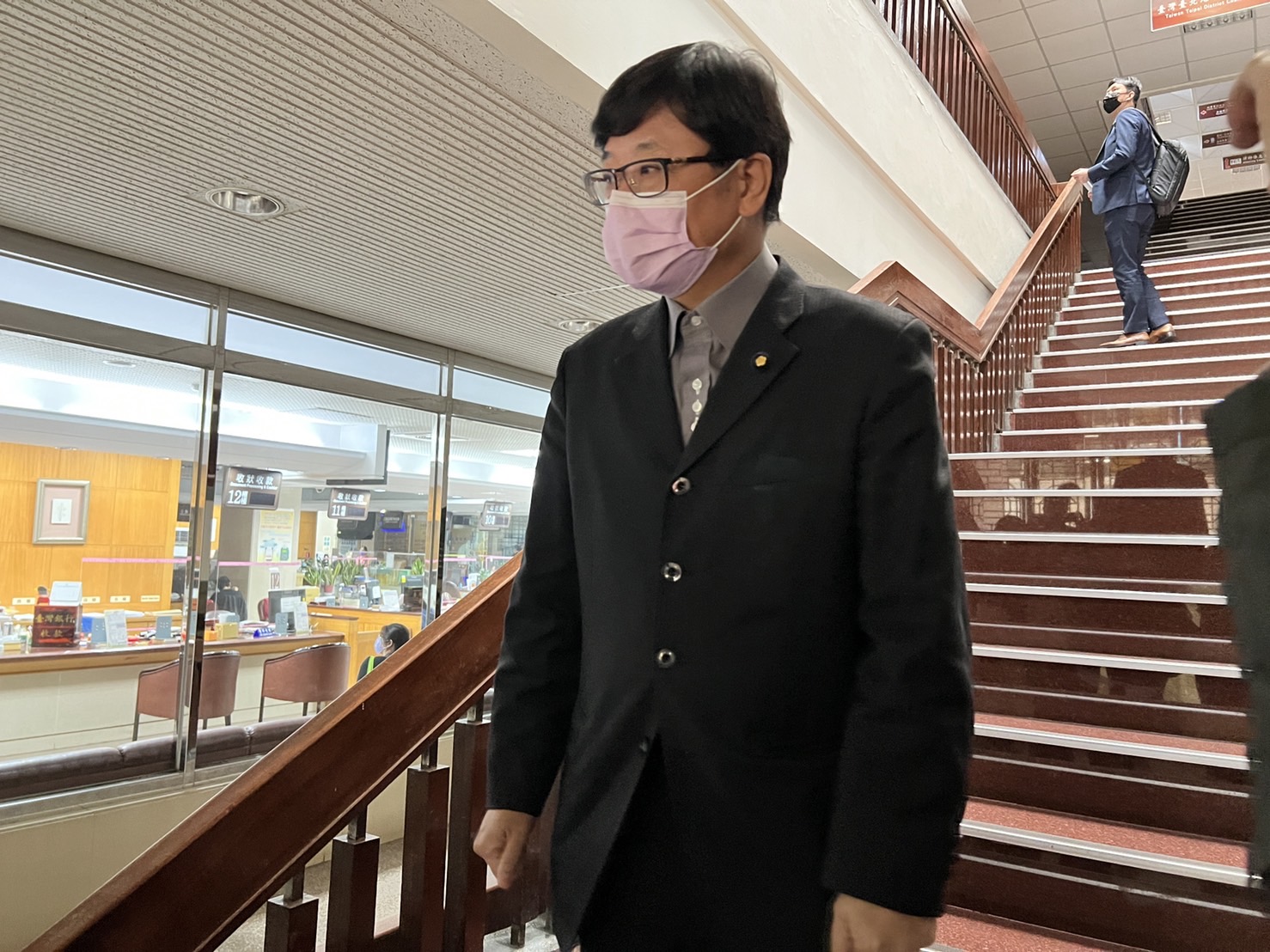 立委趙正宇涉財產來源不明正式言辯 堅持財產與收入無不相當 114 台北地方法院今(4)日針對無黨籍立委趙正宇涉嫌《貪污治罪條例》「財產來源不明罪」,及疑涉《稅捐稽徵法》之罪開庭審理。趙正宇方表示,首先檢方指控的犯罪時間點不相符,財產並沒有與收入顯不相當。