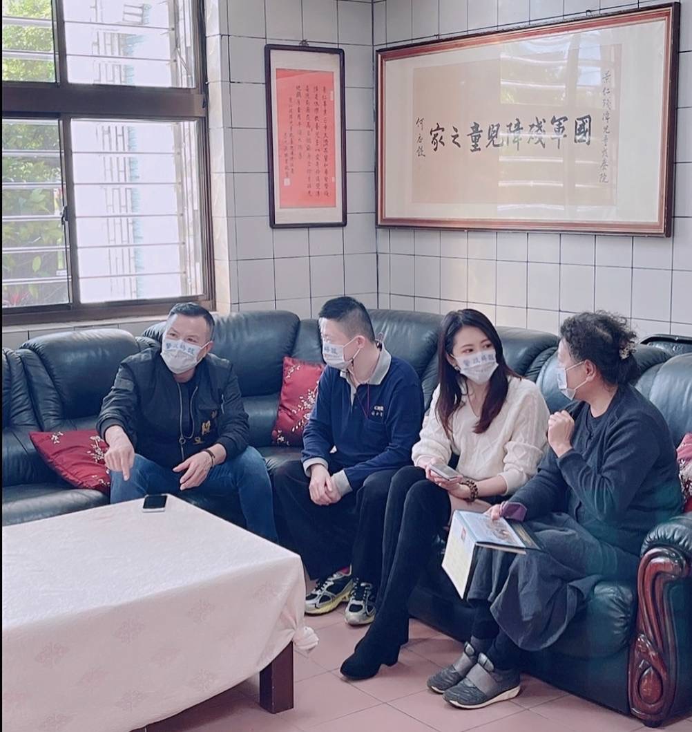 圖片說明：趙靜姸主任（右二）用心聆聽陳菊真院長（右一）訴說教養院現今所面臨的困境。（記者葉鈞宇攝）