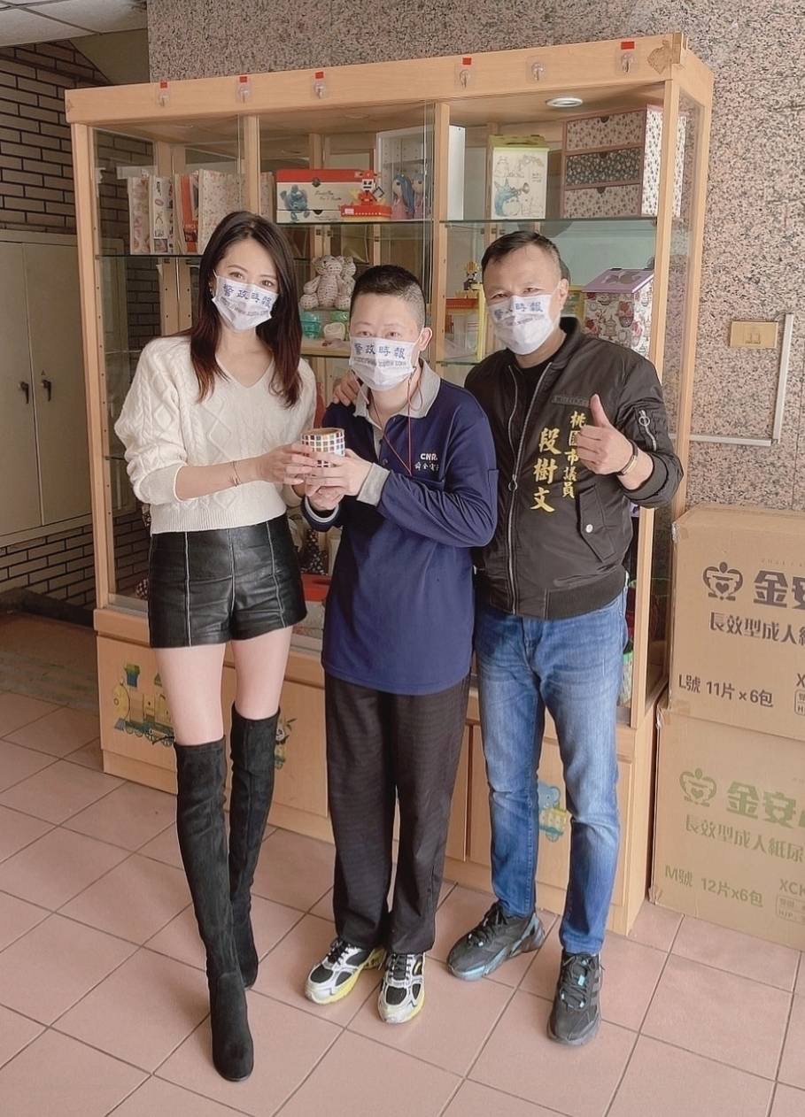 圖片說明：有輕微腦麻的院生維新（圖中），熱情展示他的作品，趙靜姸（圖左）二話不說立即當場購買並鼓勵他繼續創作。（記者葉鈞宇攝）