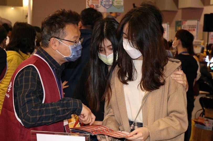 可能是 3 個人、大家站著、大家坐著和室內的圖像