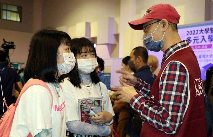 可能是 6 個人和大家站著的圖像