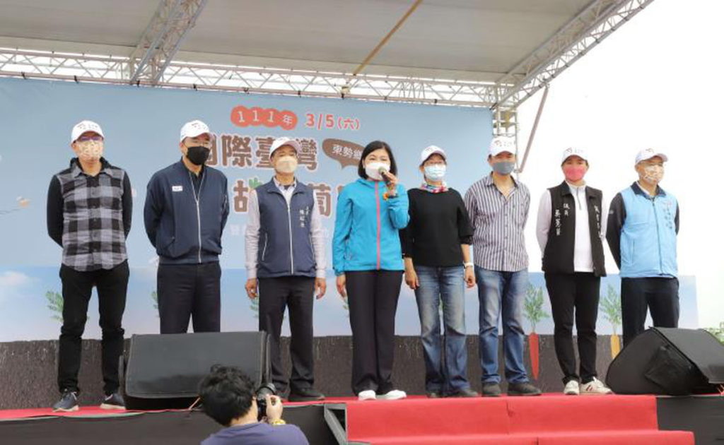 張縣長感謝在地企業與農民契作,讓農民有穩定收入。