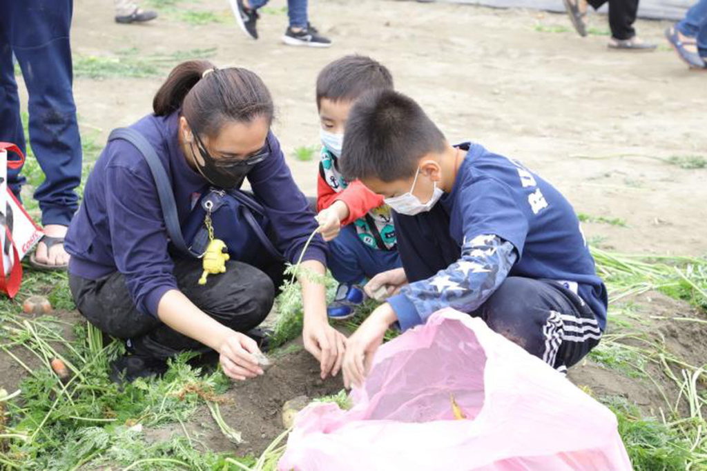 今日的千人拔蘿蔔活動,吸引不少家長帶著孩子參與,氣氛相當熱鬧。