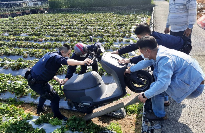 ▲大湖派出所員警幫忙將機車移回道路,後續依車禍SOP規定處理 (圖/苗栗縣警察局 提供)