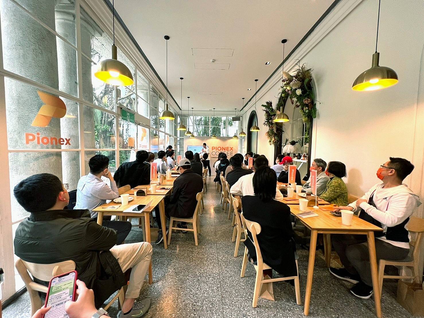 入住元宇宙的入門磚！ 派網咖啡廳專家論壇安放投資人不安的心