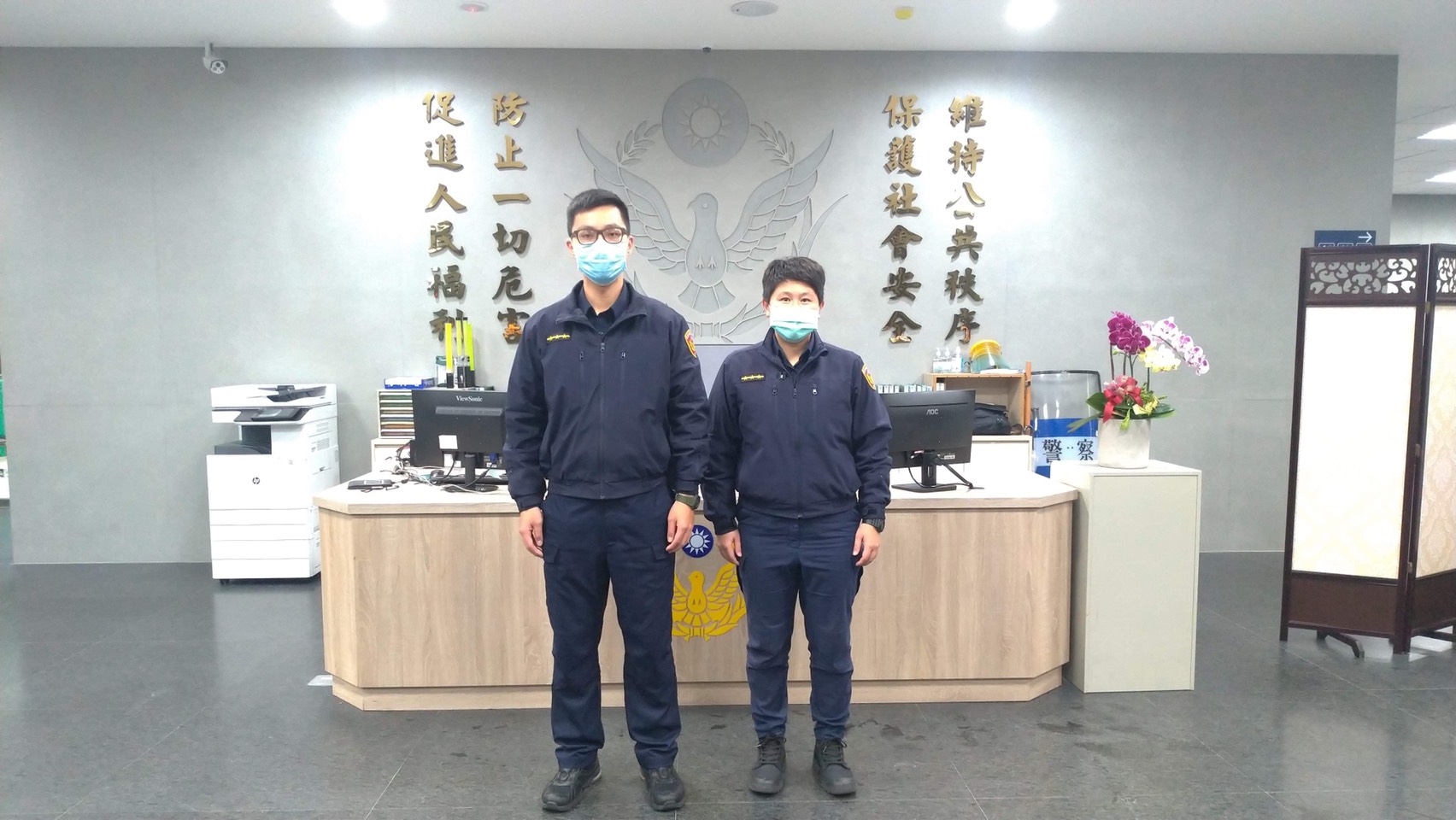 圖片說明:社子派出所員警應傑、葉泉岷耐心開導、安撫,將輕生念頭胡女情緒緩和由父母帶回。 (記者林艷林翻攝)
