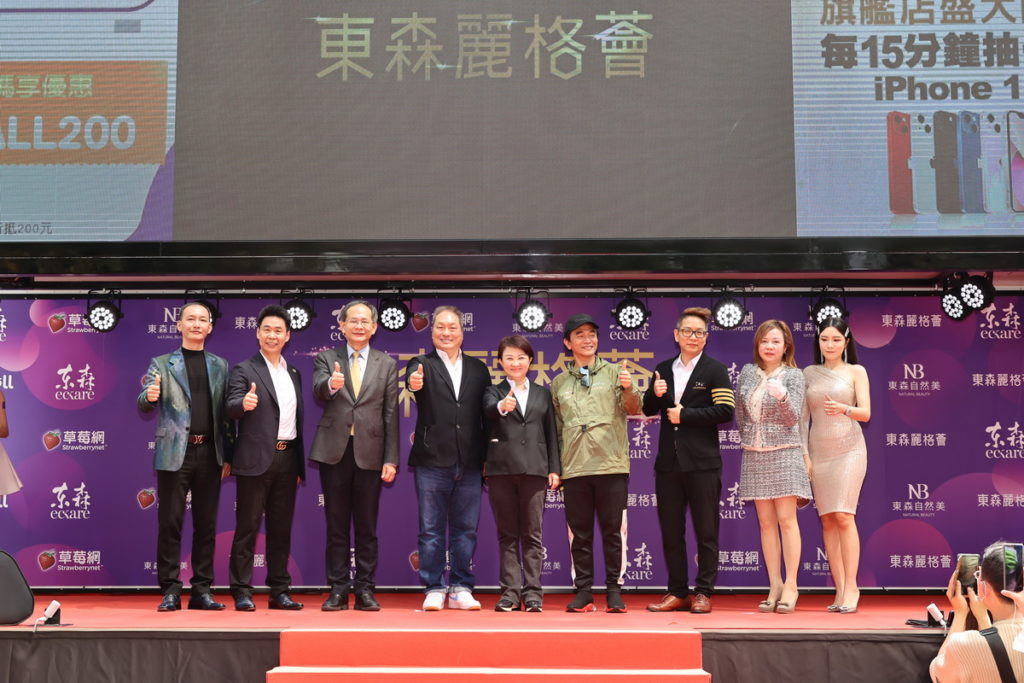 座落於台中七期的《東森麗格薈》今(6)天奢華開幕,成台中最新地標超吸睛,總裁王令麟(左4)偕同台中市長盧秀燕(中)、綜藝天王吳宗憲(右4)及台中榮總院長陳適安(左3)、皇冠級經銷商共同剪綵。