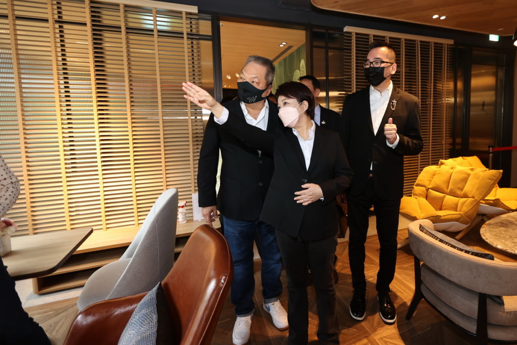 總裁王令麟指出,台中在市長盧秀燕領導之下,成為台灣最有價值的城市,他決定響應市長號召,設置旗艦館。