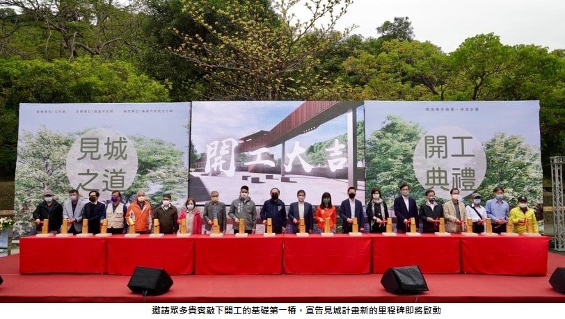 可能是 16 個人和大家站著的圖像