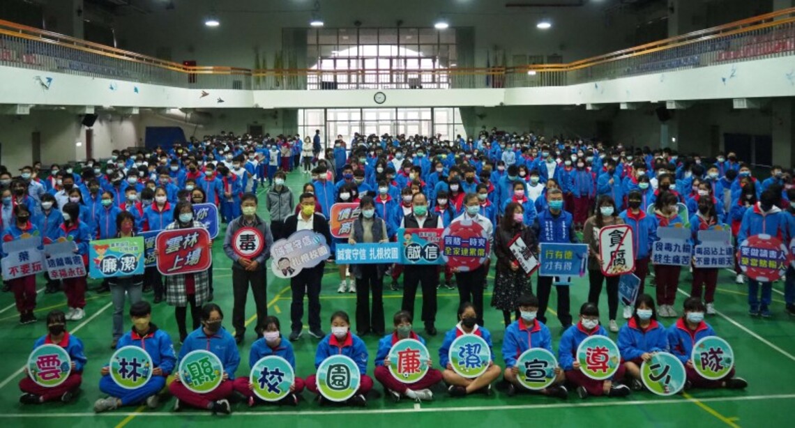 雲林縣首度成立「校園廉潔宣導小隊」 副縣長謝淑亞在斗六國中授旗