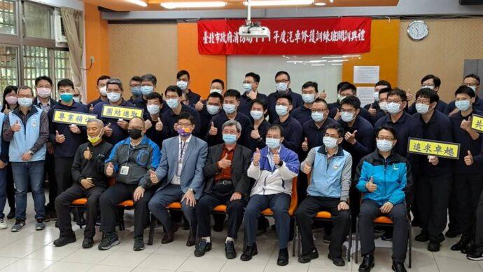 ▲111年度汽車修護訓練班開訓大合照。(圖/記者張嘉誠攝)