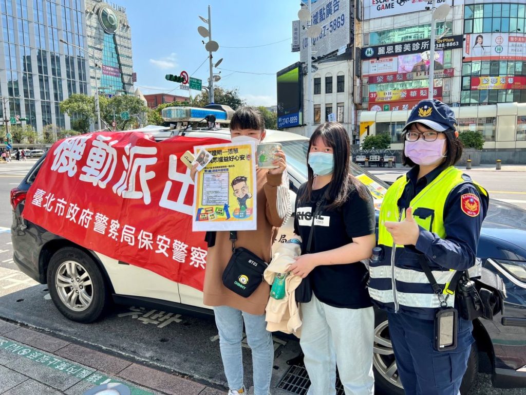 保大機動派出所宣導民眾反詐三不三要,巧遇民眾報案遺失錢包火速尋回。