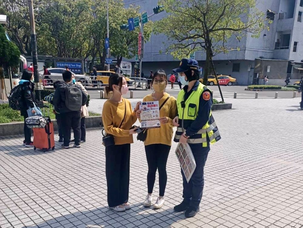 保大機動派出所於西門町徒步巡邏,宣導民眾防疫及反詐騙。