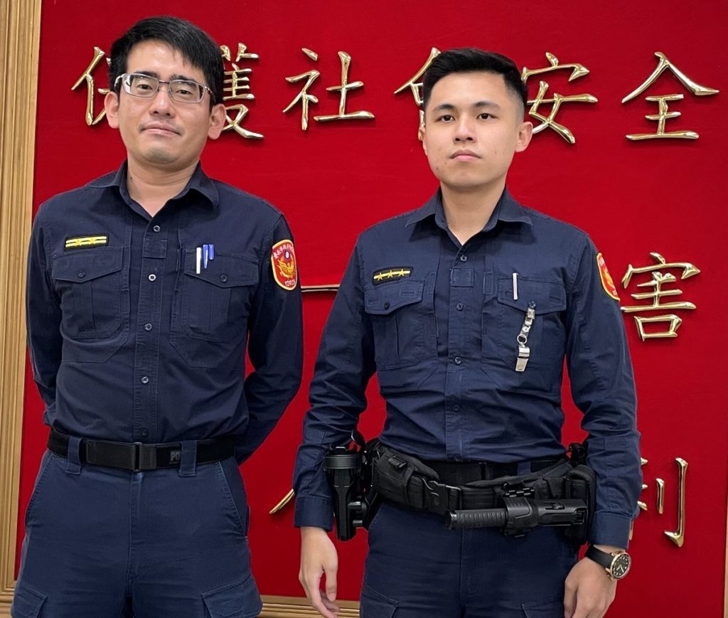 協助失智迷途老婦返家團聚,文德派出所所長王健仲(左)、警員王光展(右)