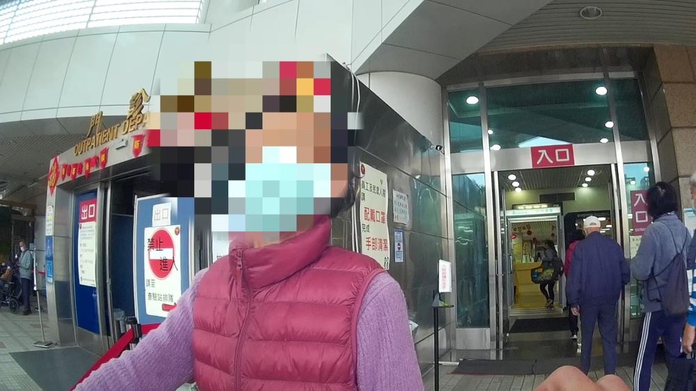 員警抵達現場詢問婦人資料