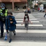 ▲花蓮富世國小位於臺8線上，車流湍急，員警每日執行護童專案，保護學童上學安全 (圖/花蓮縣警察局 提供)