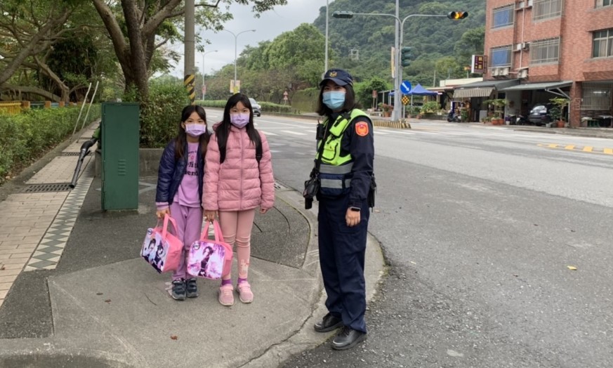 ▲富世員警在實施護童專案時，也機會教育強化學童的交通安全觀念   (圖/花蓮縣警察局 提供)