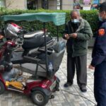 ▲老翁騎電動代步車停在派出所門口張望，員警見狀上前關懷，原來車沒電了 (圖/台中霧峰分局 提供)
