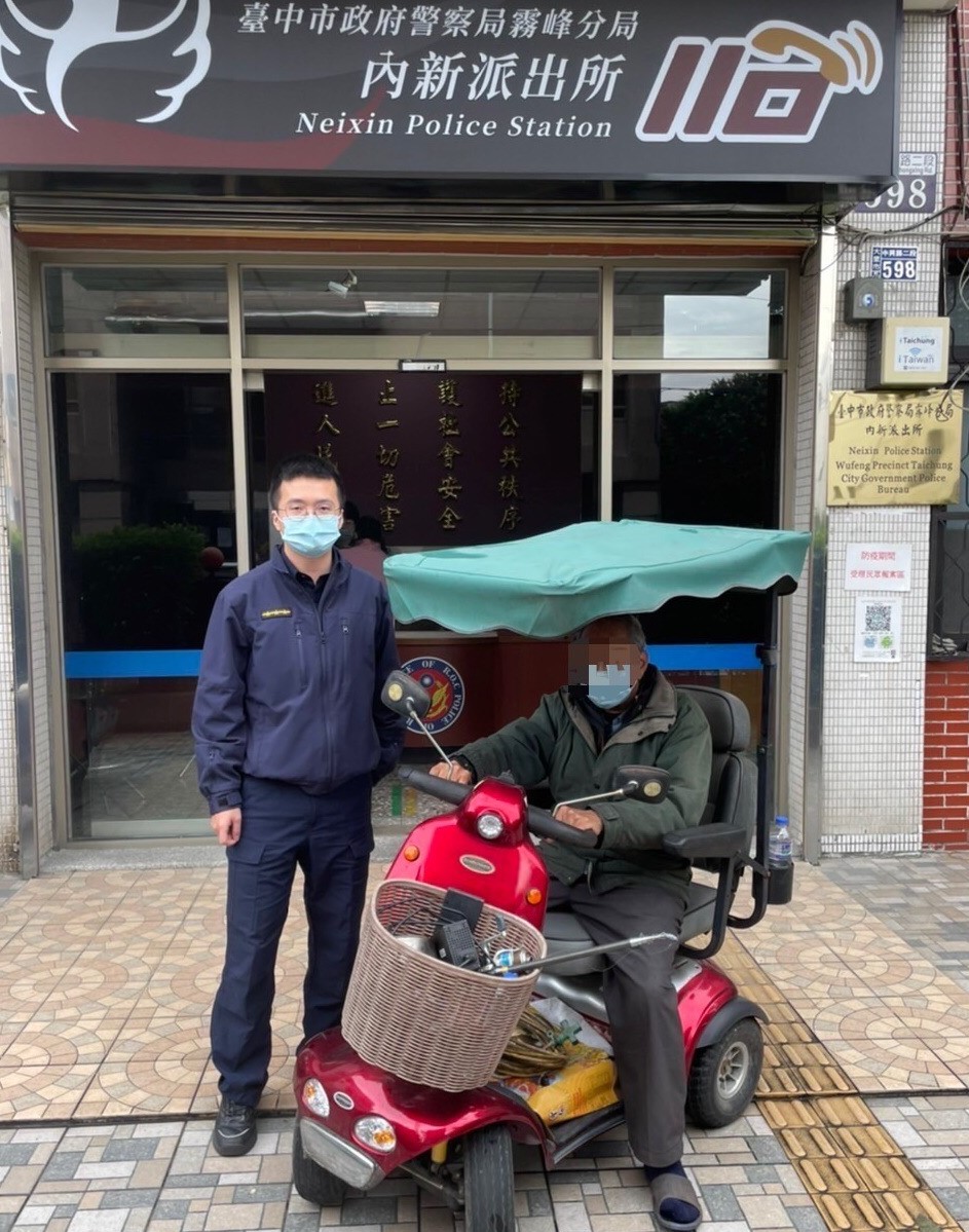 ▲老翁電動代步車充飽電力後，開心與員警合影    (圖/台中霧峰分局 提供)