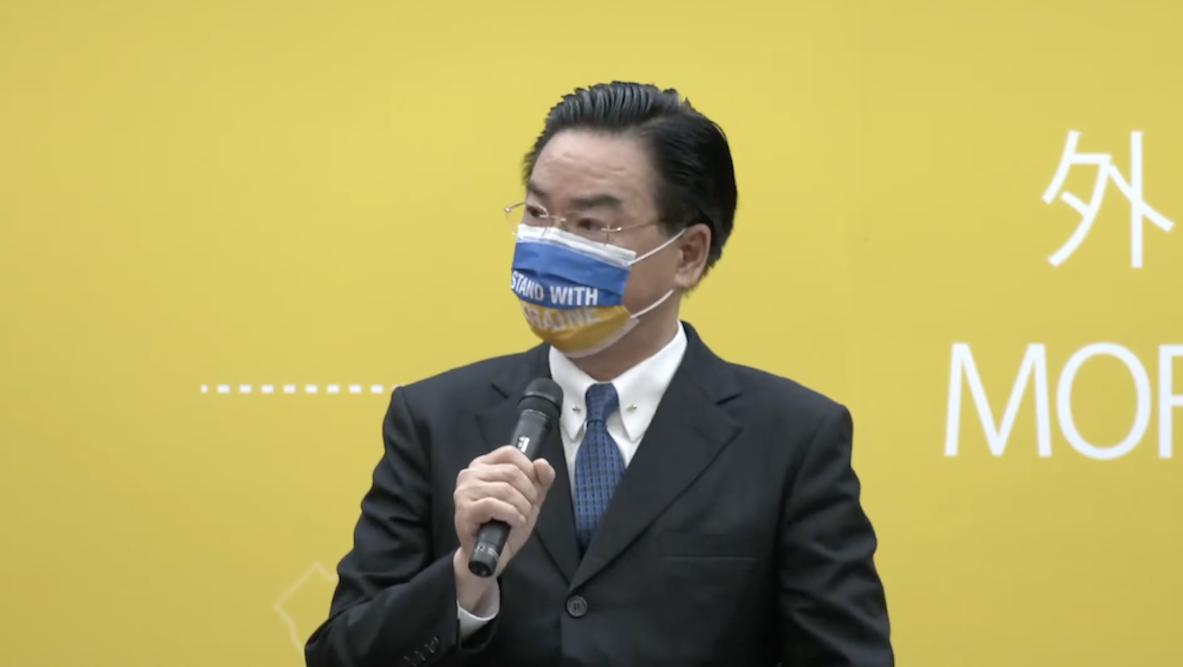 我捐一億台幣助烏克蘭難民 吳釗燮:民主國家集結一起 44 外交部長吳釗燮今(7)日出席賑災烏克蘭記者會,表示他非常高興民主國家集結在一起。