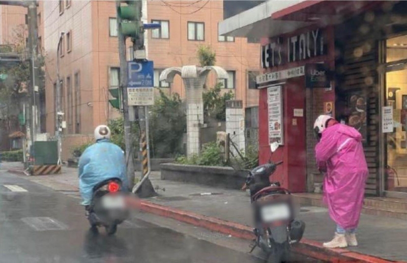 民眾檢舉違停警依法舉發 女社團稱穿雨衣
