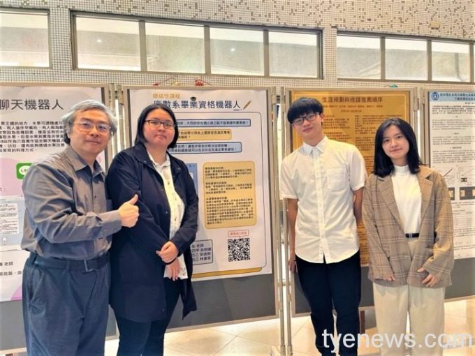 02-中原應數系孫天佑老師圖左指導學生發表專題:「應數系畢業資格機器人」。