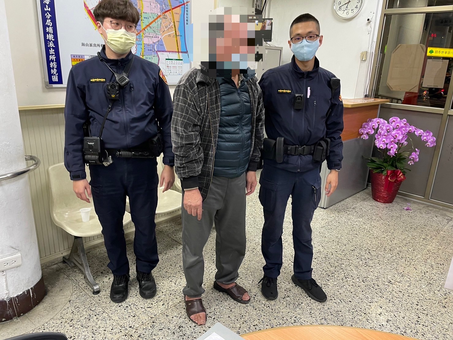 圖片說明：埔墘派出所員警林政輝、吳鎧聿協助將老翁安全護送返家。 (記者林艷林翻攝)