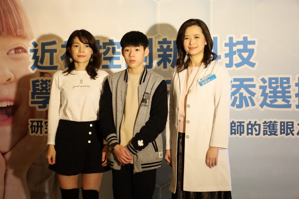 右為新莊大學眼科麥珮怡醫師 中為案例陳小弟 左為案例家長成媽媽