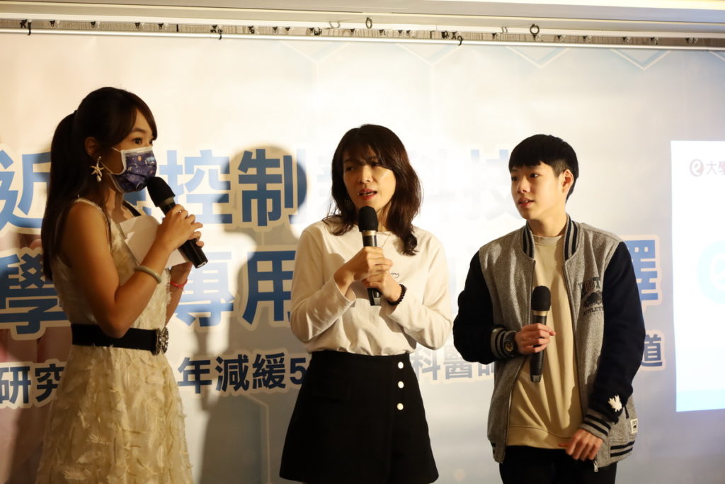 右為案例陳小弟 中為案例家長成媽媽