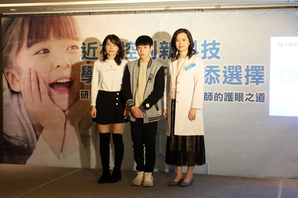 右為新莊大學眼科麥珮怡醫師 中為案例陳小弟 左為案例家長成媽媽