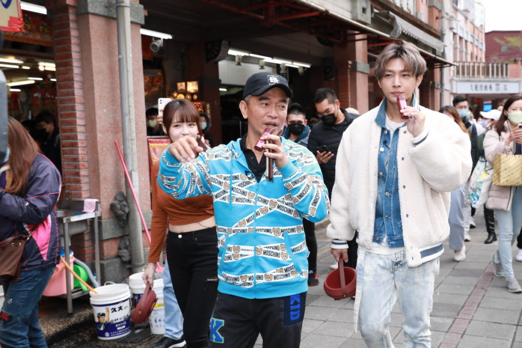 憲哥跟炎亞綸在迪化街互相吐槽,引起現場圍觀群眾笑聲連連(照片提供 -東森網紅股份有