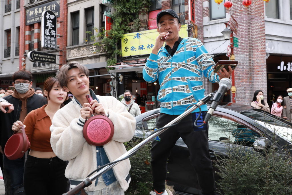 憲哥跟炎亞綸在迪化街互相吐槽,引起現場圍觀群眾笑聲連連,憲哥更當場開唱「浪子回