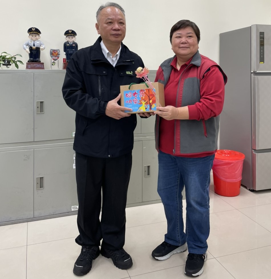 ▲中警局長蔡蒼柏親自致贈每位女性同仁巧克力花棒、面膜及口罩等小禮物    (圖/台中市警察局 提供)