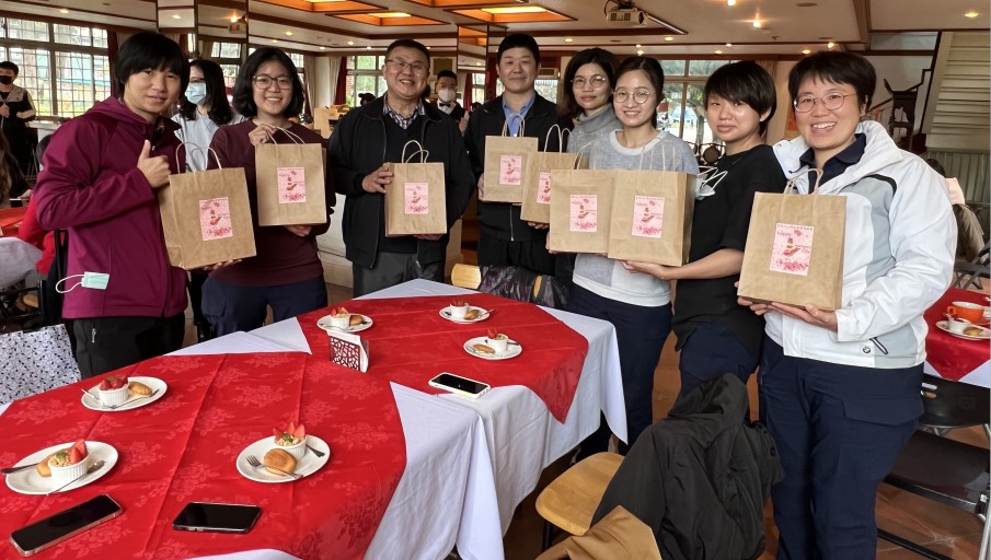 ▲霧峰警分局特別致贈女性同仁高級吹風機禮盒,祝福大家婦女節快樂 (圖/台中霧峰分局 提供)