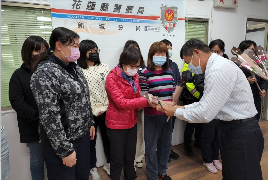 ▲歡慶婦女節,新城警分局長林育旺致贈每一位女性同仁玫瑰花 (圖/花蓮縣警察局 提供)