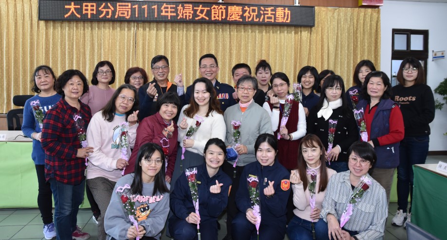 ▲大甲警分局致贈女警同仁「國宴級精緻茶組」及玫瑰花禮物 (圖/台中大甲分局 提供)