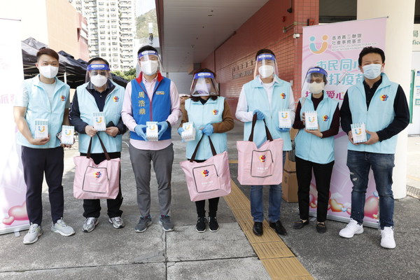 屯門民政事務專員馮雅慧(中)、立法會議員周浩鼎(左三)、香港義工聯盟常務副主席范榮彰(右三)、香港義工聯盟社會事務基金副秘書長葉吉江(左二)、香港義工聯盟總幹事劉麗斯(右二)及義工代表陳嘉傑(左一)等出席快閃派發活動。 屯門民政事務專員馮雅慧(中)、立法會議員周浩鼎(左三)、香港義工聯盟常務副主席范榮彰(右三)、香港義工聯盟社會事務基金副秘書長葉吉江(左二)、香港義工聯盟總幹事劉麗斯(右二)及義工代表陳嘉傑(左一)等出席快閃派發活動。
