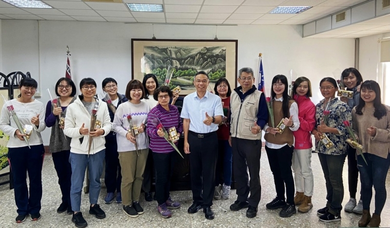 慶祝38婦女節 西螺警分局送玫瑰表心意
