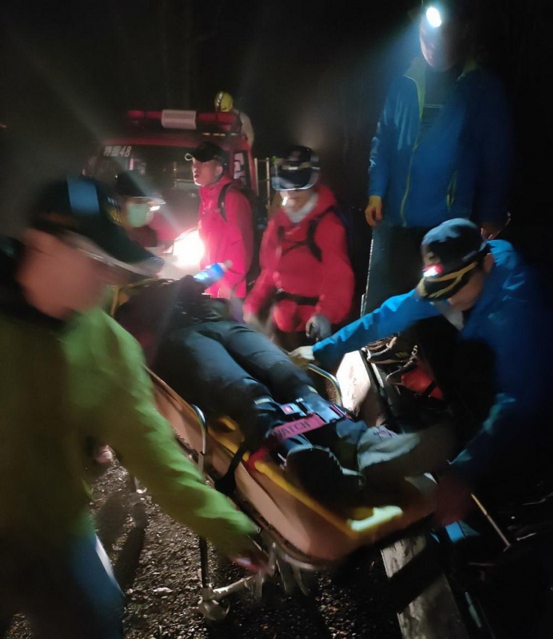 屏東縣消防局救援女登山客送醫