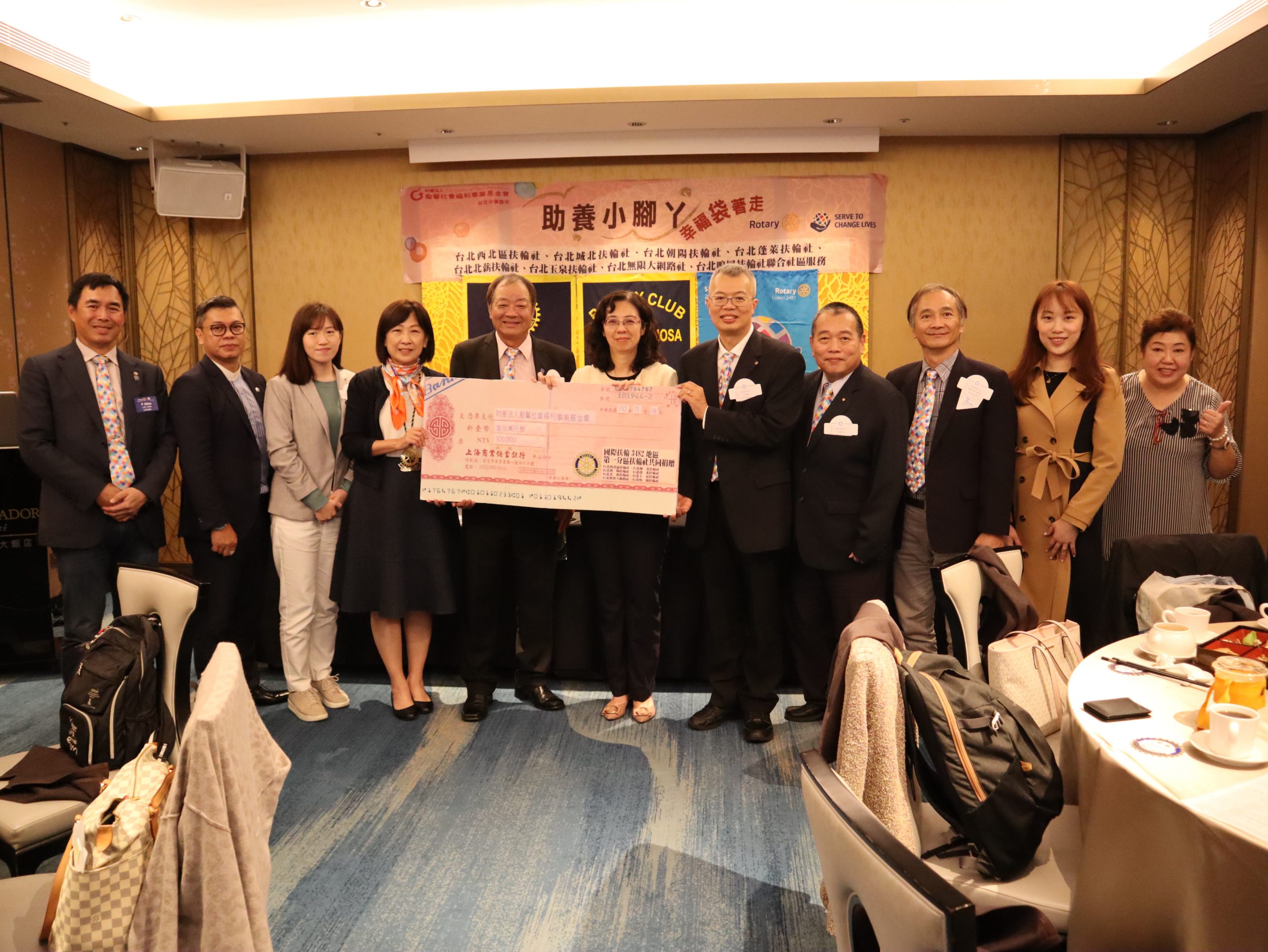 圖片說明:拜訪勵馨基金會台北分會陳玉楨主任,並邀請她們至例會演講;林靜文董事長特來分享棄嬰照護的過程,台北蓬萊社聯合八個扶輪社一起完成捐贈儀式。(圖/台北蓬萊扶輪社提供)