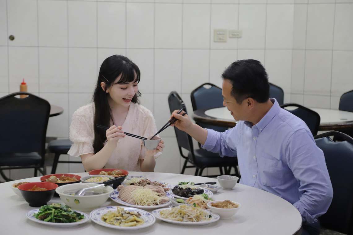 美女棋士黑嘉嘉為嘉義拍形象影片 嘉義縣長翁章梁宴請在地特色美食