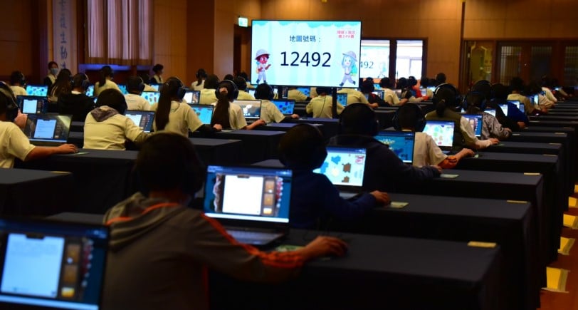 可能是 3 個人、大家坐著、大家站著、螢幕和室內的圖像
