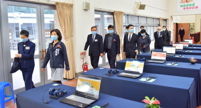 可能是 10 個人、大家站著和室內的圖像