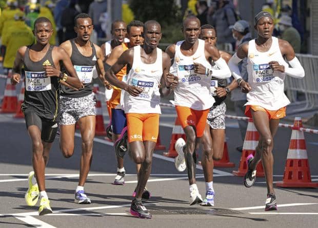 馬拉松世界紀錄保持者 Eliud Kipchoge 在內的先頭集團。圖片來源